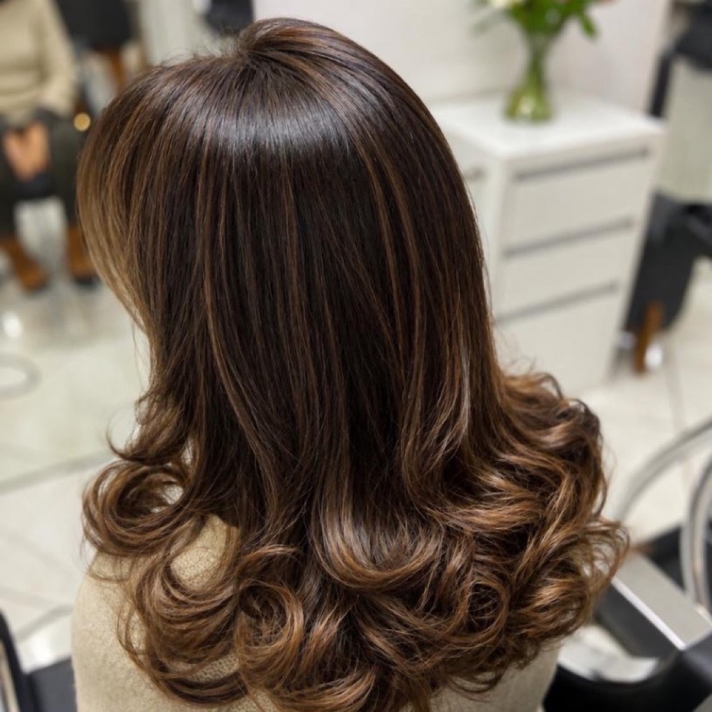 Corte Feminino com Visagismo e Finalização no Salão